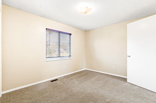 Building Photo - 1405 S Sierra Dr