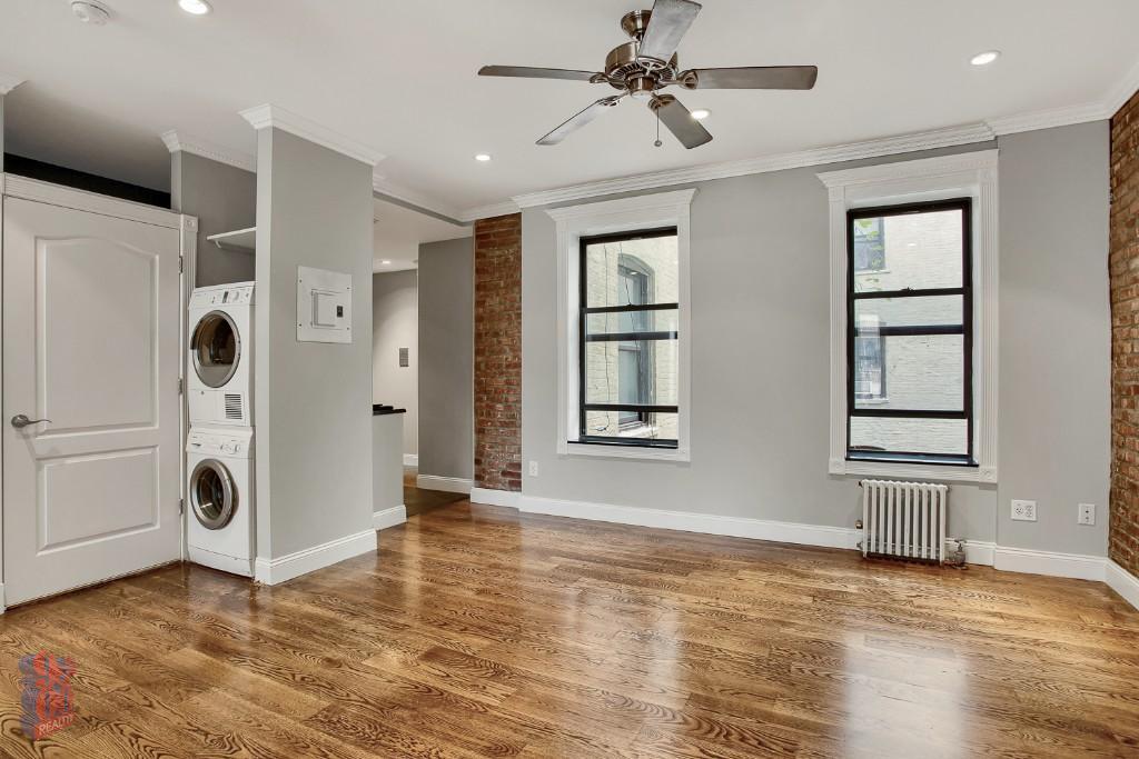 Building Photo - 330 E 100th St