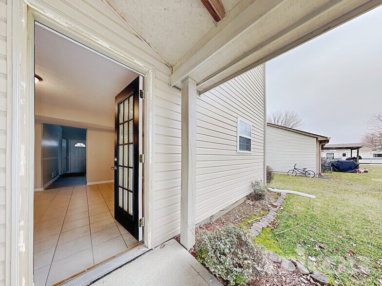 Building Photo - 614 Eastpointe Dr