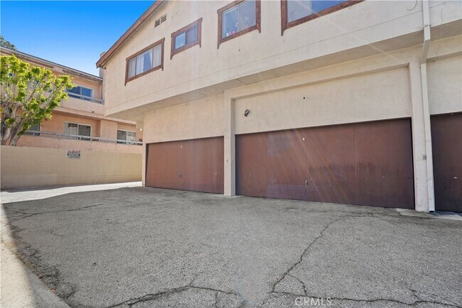 Building Photo - 15457 Moorpark St
