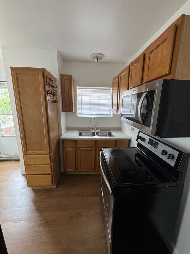 Building Photo - Spacious 2-Bedroom Apartment in Chicago Heights with Parking & Private Entrances