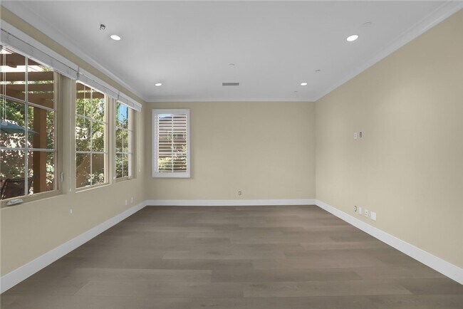Building Photo - 64 Bianco
