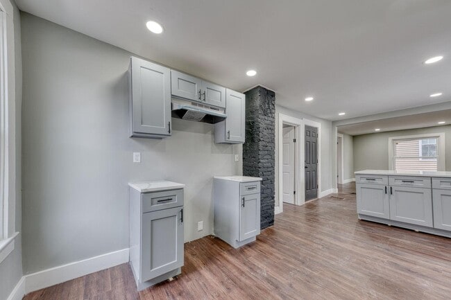 Building Photo - 68 Lewis Ave