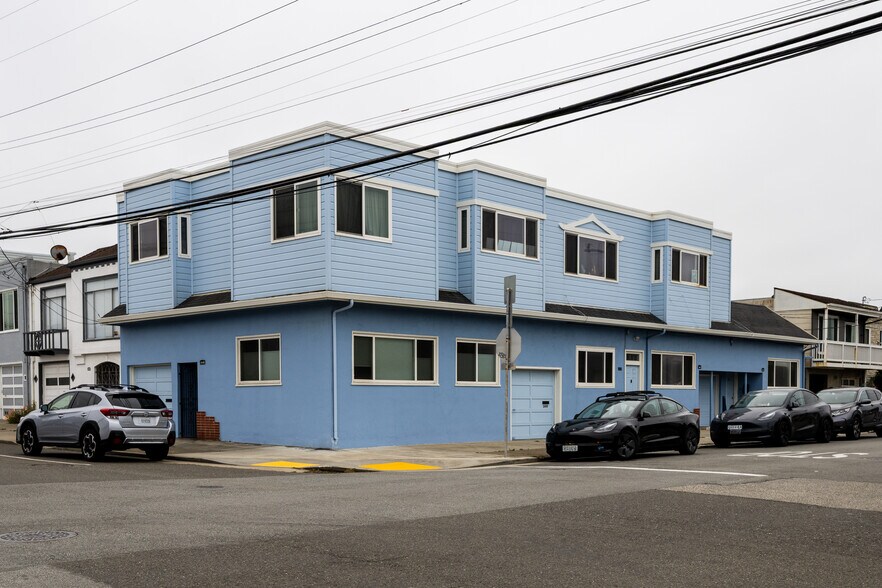 Building Photo - 2600 45th Ave