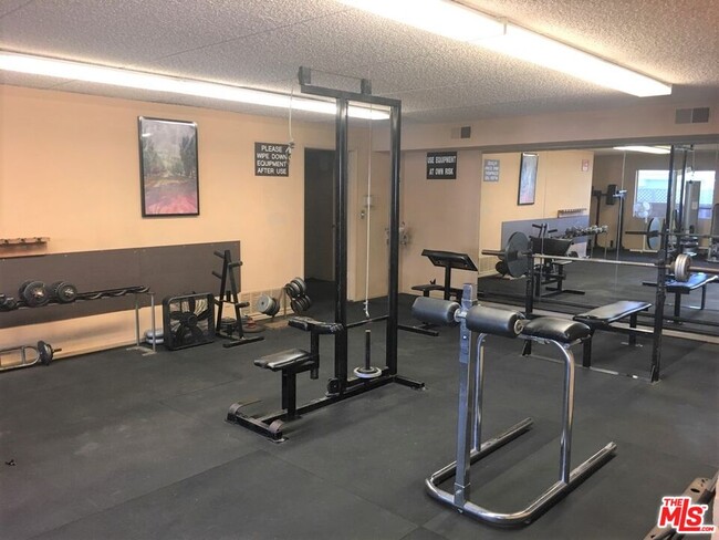 Building Photo - 2501 W Redondo Beach Blvd