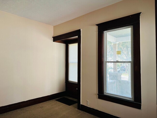 Building Photo - 142-144-144 Burrows St
