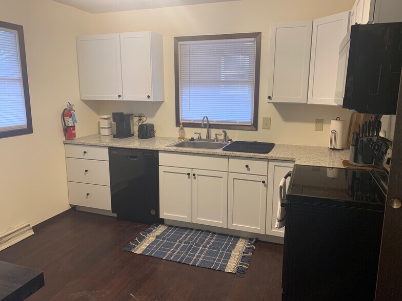 Building Photo - 617 4th St