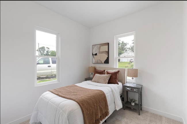 Building Photo - 2 Bed 1 Bath