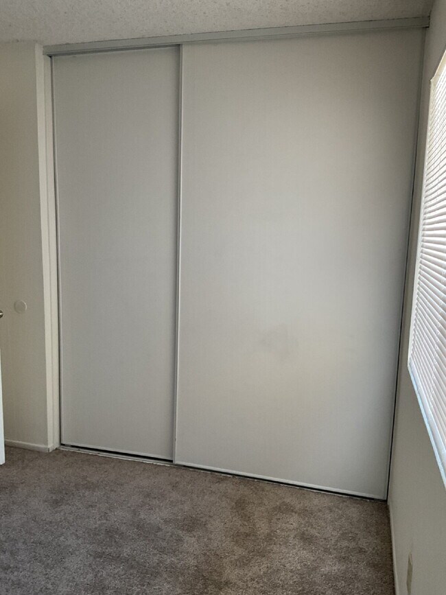 Building Photo - "Discover Coastal Living: Spacious 3-Bed, 2-Bath Townhouse