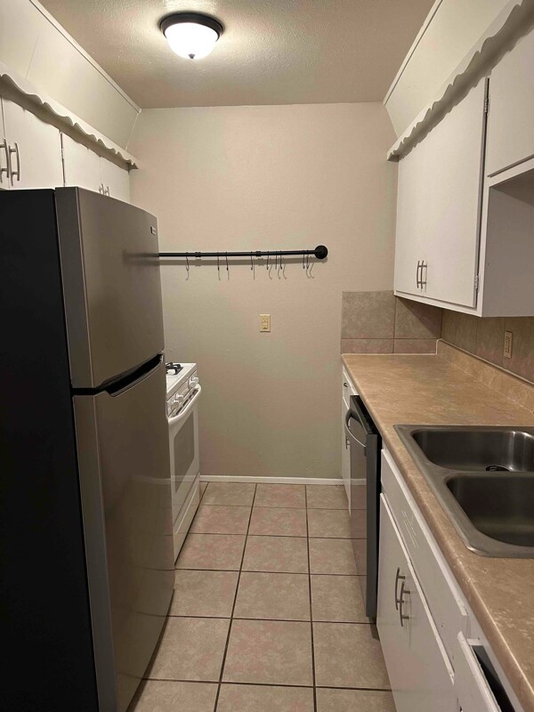 Building Photo - 309 Circle Dr