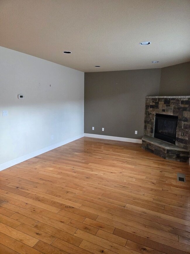 Building Photo - 2 story townhome close to trails! MOVIE IN SPECIAL