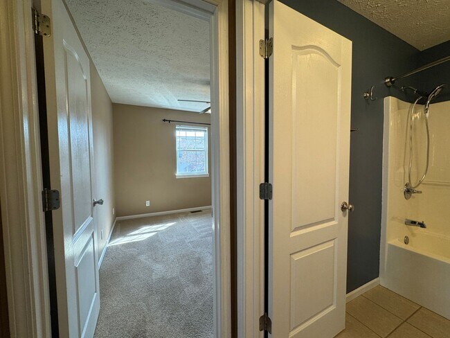 Building Photo - Beautiful spacious home in Waynesville