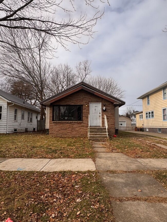 Building Photo - 2 Bedroom with Garage