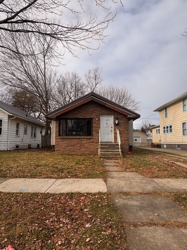 Building Photo - 2 Bedroom with Garage PENDING