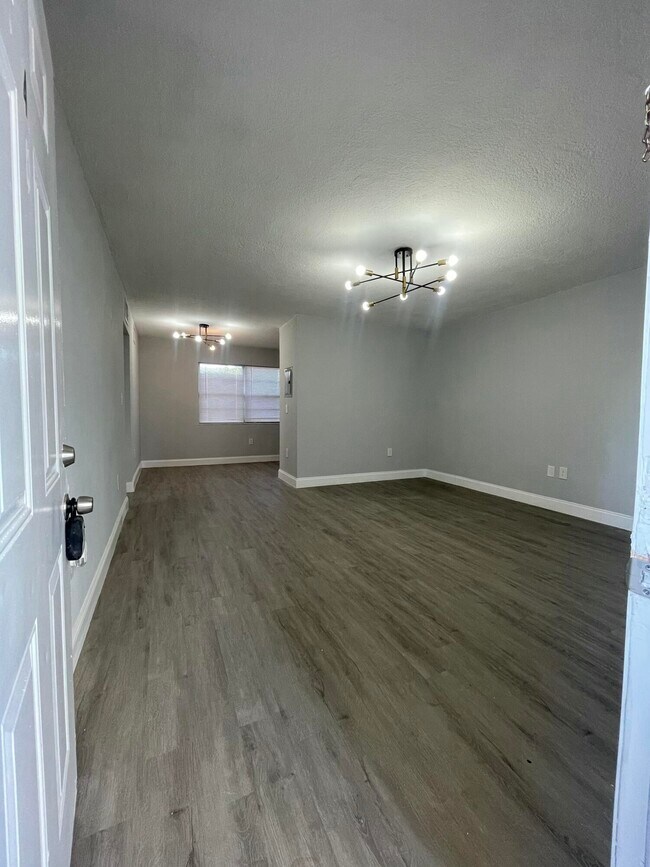 Building Photo - 110 SE 7th St