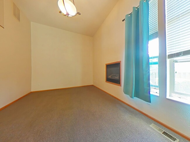 Building Photo - 3 Bedroom Townhouse ~ Close to Campus