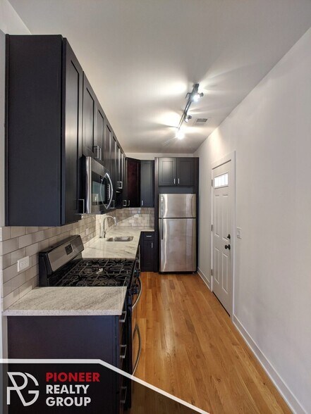 Building Photo - 2211 W Eastwood Ave