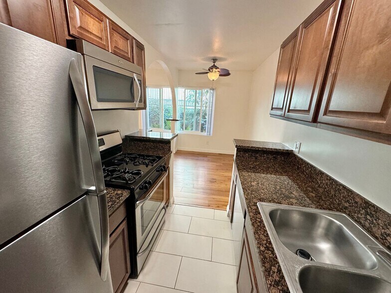 Building Photo - 12618 Pacific Ave