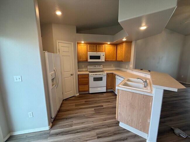 Building Photo - Brand New Floors! 3 Bed, 2.5 Bath Single Family Home