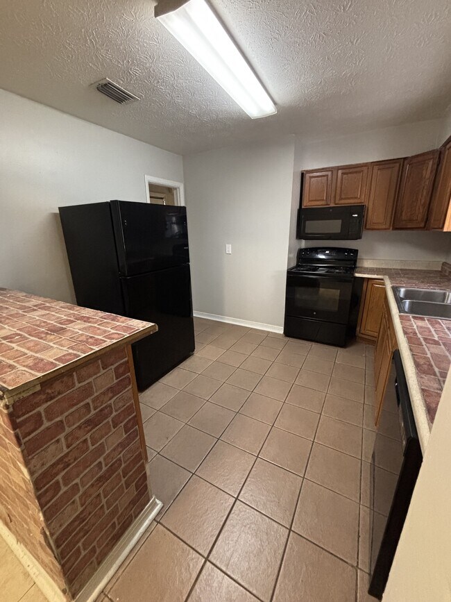 Building Photo - 7525 Sharbeth Dr S