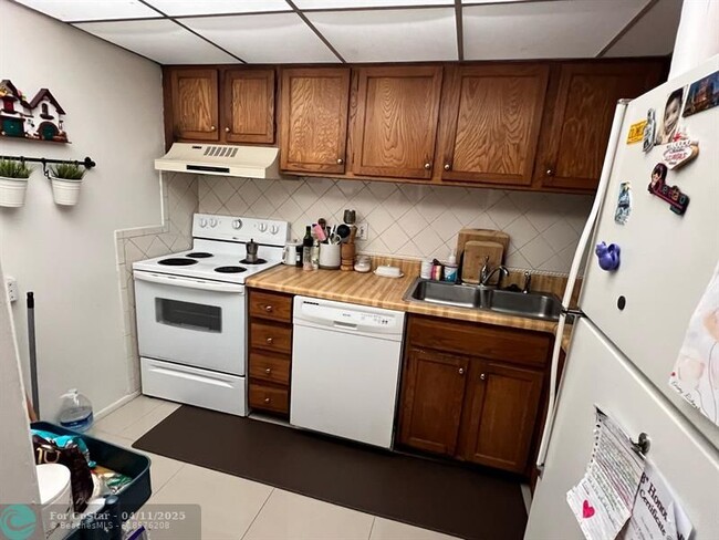 Building Photo - 3760 Inverrary Dr