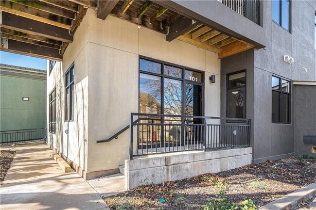 Building Photo - 1723 N Chestnut Ave