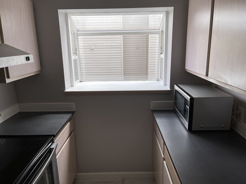 Great kitchen window for plants! - 12329 Roosevelt Way NE