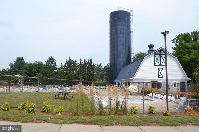 Building Photo - 8202 Blue Heron Dr