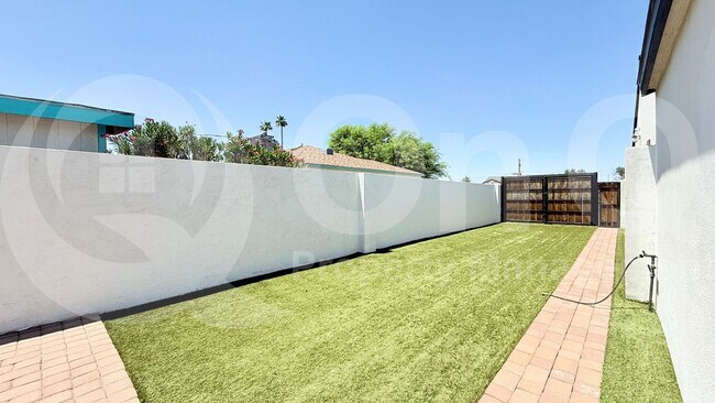 Building Photo - 2607 W San Miguel Ave