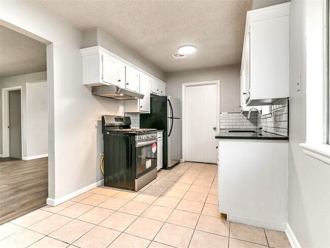 Building Photo - Super 4 Bed 1.5 Bath in the South Gate Addn in Moore, OK