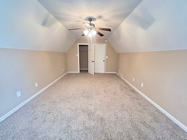 Building Photo - 4 BEDROOM/2 BATH HOME + Bonus Room in Rive...