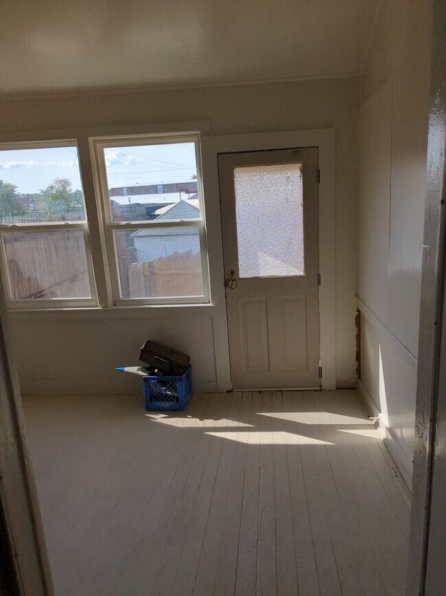 Building Photo - Recently renovated 4/5 Bedroom house in West York School District