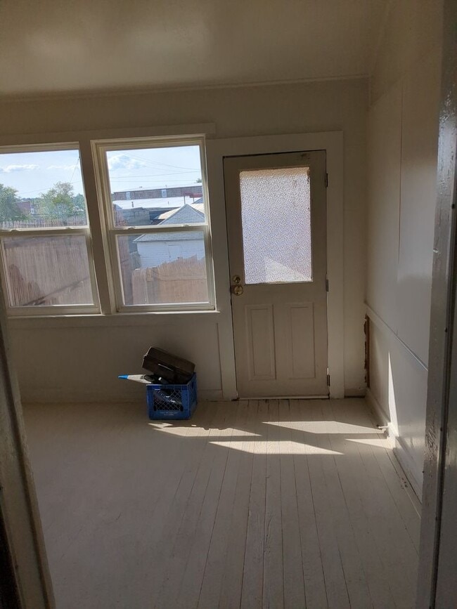 Building Photo - Recently renovated 4/5 Bedroom house
