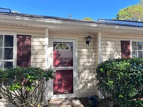 Building Photo - 2 Br 2 Bath Move In Ready!