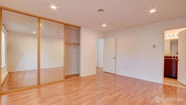 Building Photo - 94C Salix Plaza