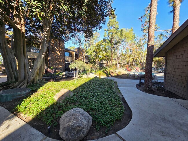 Building Photo - Charming 1 Bed, 1 Bath Lakewood Shores condo!