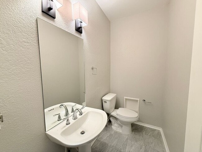 Building Photo - 2405 Hopkins Dr