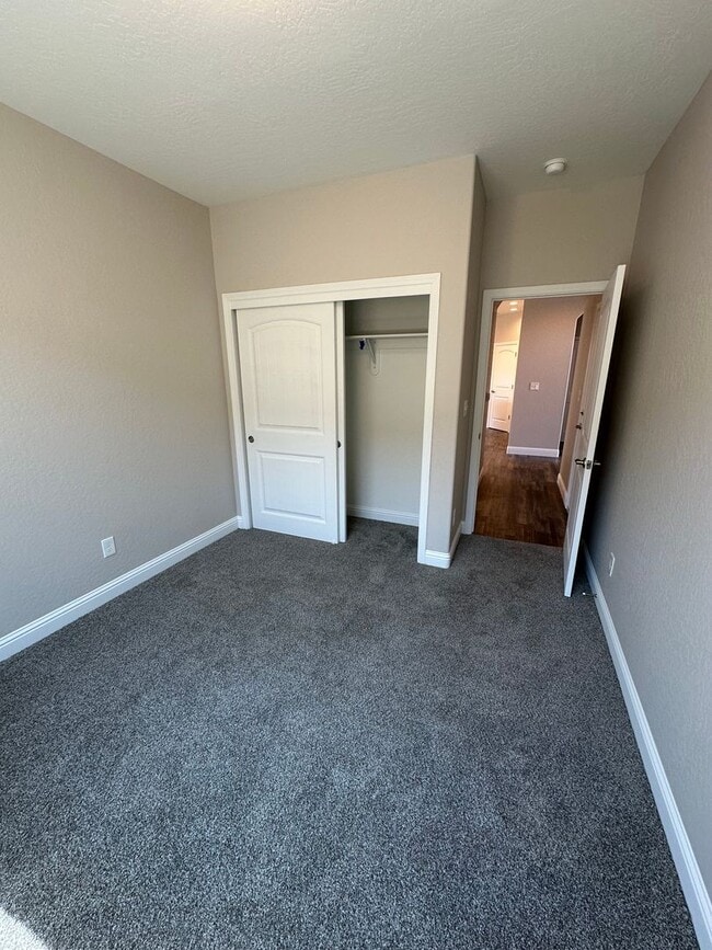 Building Photo - New house in Kerman Ca