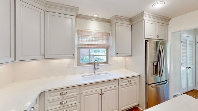 Building Photo - 6810 Rosemary Ln