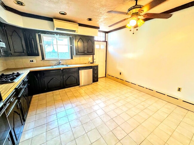 Building Photo - Lovely & Spacious 4BR/2BA South Philly Hom...