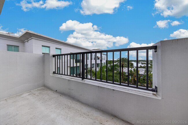 Building Photo - 2401 NE 65th St