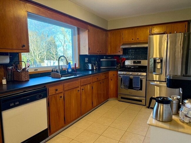 Building Photo - 12 Holiday Dr