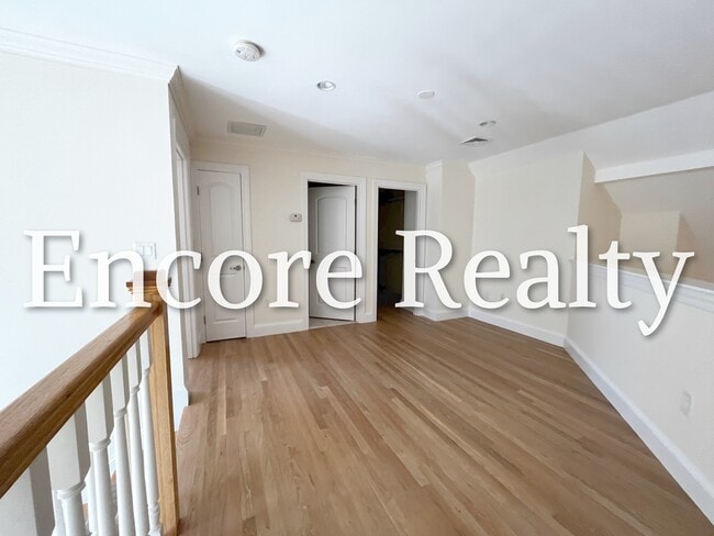 Building Photo - 906 W Roxbury Pky