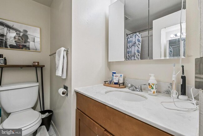 Building Photo - 604 S Washington Square