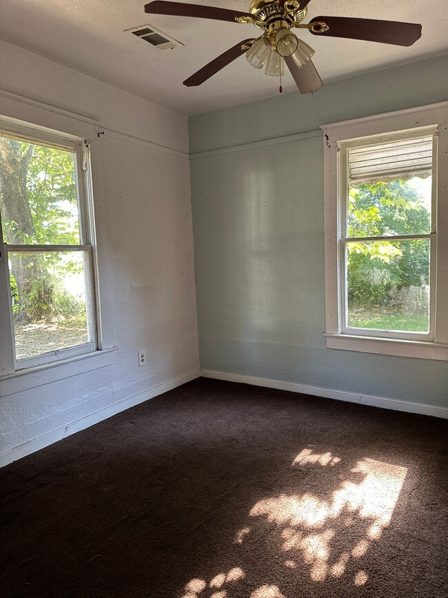 Building Photo - $1000 move-in special