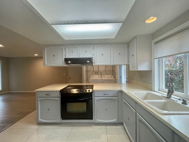 Building Photo - Beautiful 3 Bed 2 Bath House in Happy Valley!! A/C, Additional Living Area, Great for Entertaining!!
