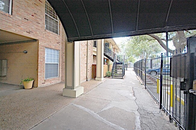 Building Photo - 5704 Edgemoor Dr