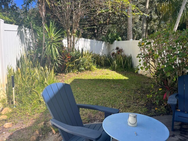 Building Photo - Furnished Beachside Townhome 2 bedroom/ 1.5 bath Dog Friendly Walk to beach