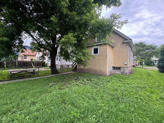 Building Photo - Charming 4-Bed Oasis in Minneapolis – Spacious 1500 Sq Ft Gem!