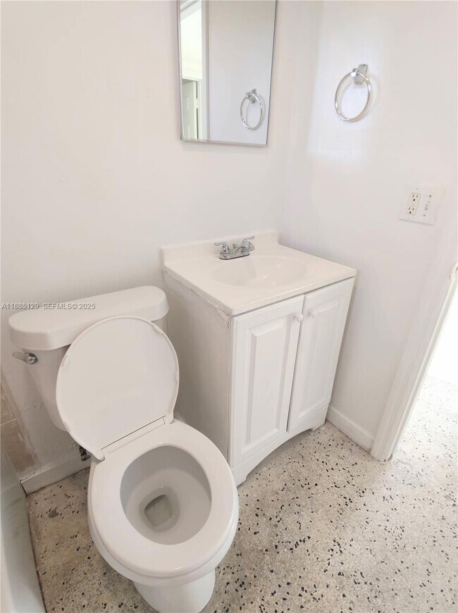 Building Photo - 921 SW 7th St